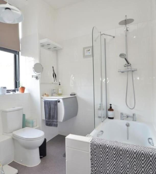 Contractor And Family Friendly Grade II Townhouse- 3 Bedrooms- Free Parking نورويش المظهر الخارجي الصورة
