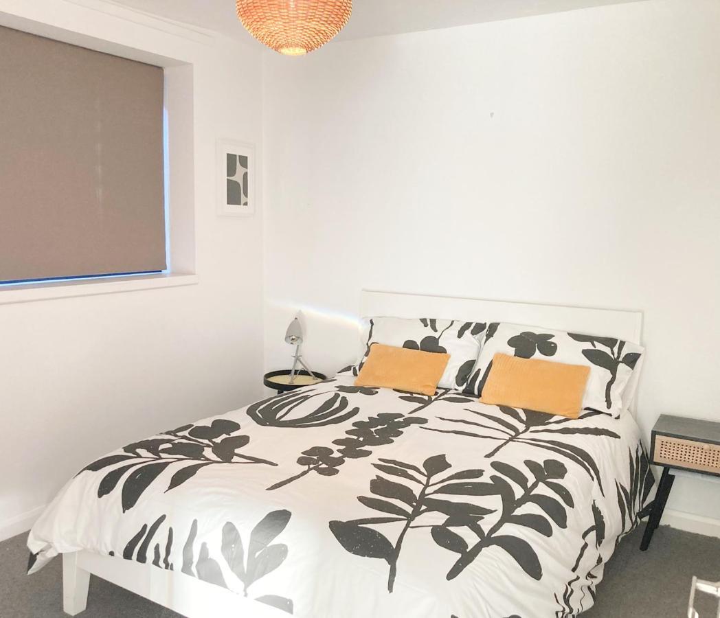 Contractor And Family Friendly Grade II Townhouse- 3 Bedrooms- Free Parking نورويش المظهر الخارجي الصورة