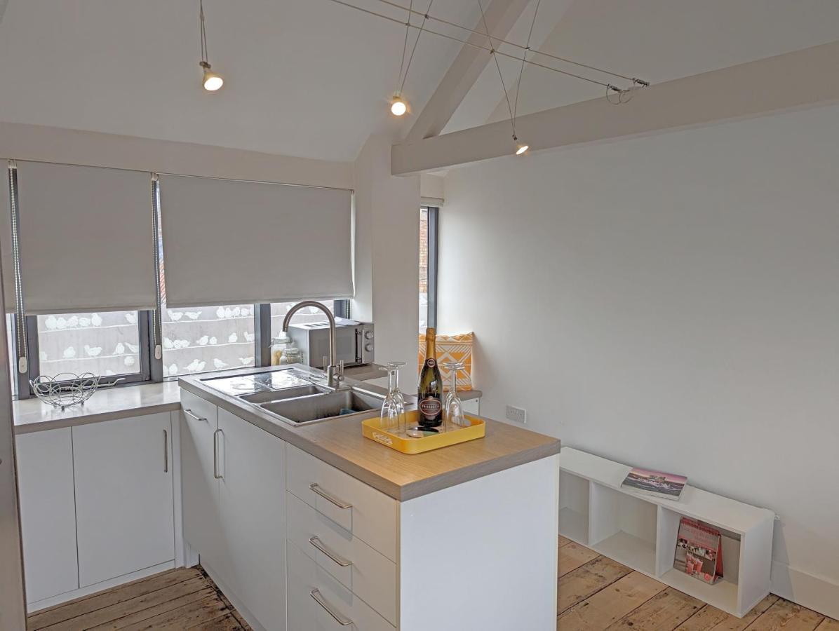 Contractor And Family Friendly Grade II Townhouse- 3 Bedrooms- Free Parking نورويش المظهر الخارجي الصورة